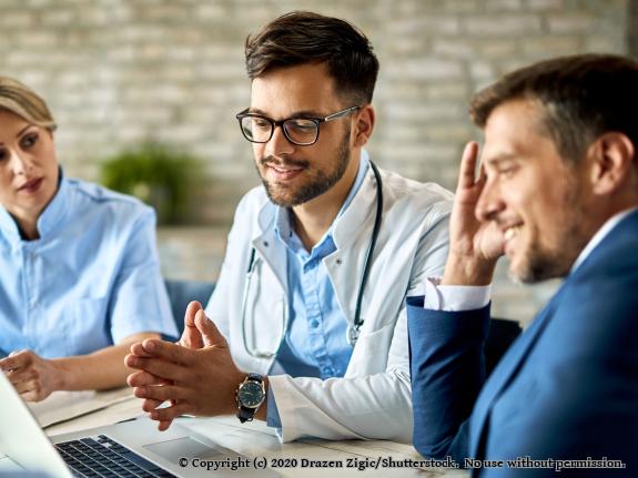 Ärzteteam bei Besprechung am Tisch