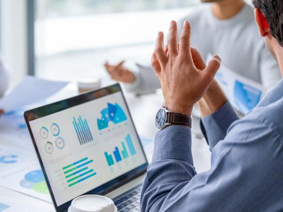 Team an Computer mit Analysedaten