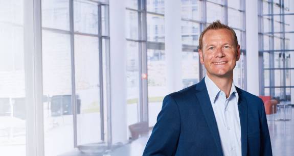 Mann im hellen Büro