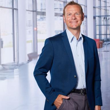 Mann im hellen Büro